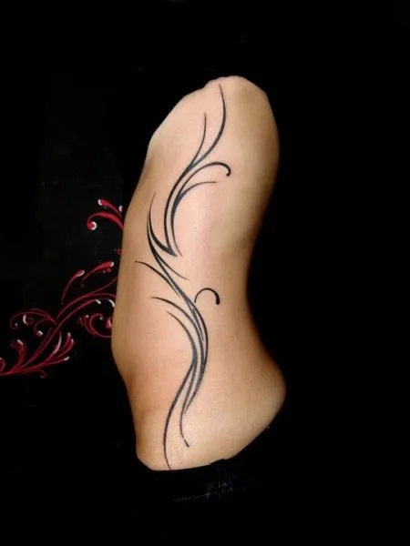 TATUAJE PARA MUJERES. TATTOO DE UN TRIBAL EN EL COSTADO TATUAJE PARA MUJERES. TATTOO DE UN TRIBAL EN EL COSTADO