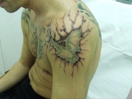 TATUAJE DE UN MURCIÉLAGO EN EL BRAZO