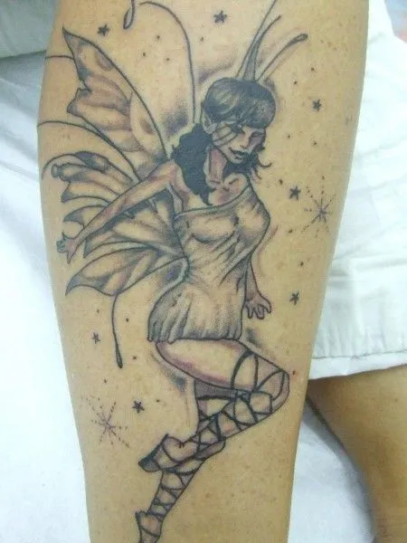 TATUAJE DE UNA NINFA CON FRUTOS Y UNA SERPIENTE
