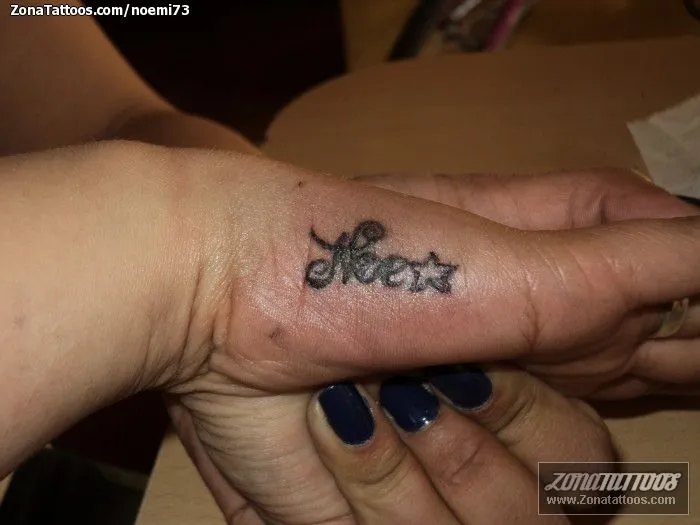 Tatuajes de nombres en la mano - Imagui