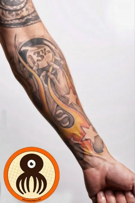 TATUAJE DE UN NOMBRE EN EL ANTEBRAZO RODEADO DE ESTRELLAS Y TRÉBOLES TATUAJE DE UN NOMBRE EN EL ANTEBRAZO RODEADO DE ESTRELLAS Y TRÉBOLES