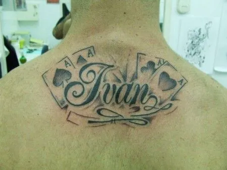 TATUAJE DE UN NOMBRE CON UNAS CARTAS