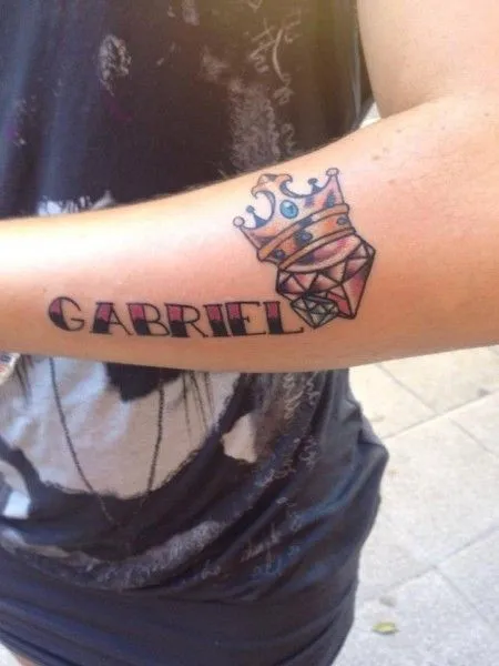 TATUAJE DEL NOMBRE GABRIEL CON DOS DIAMANTES Y UNA CORONA