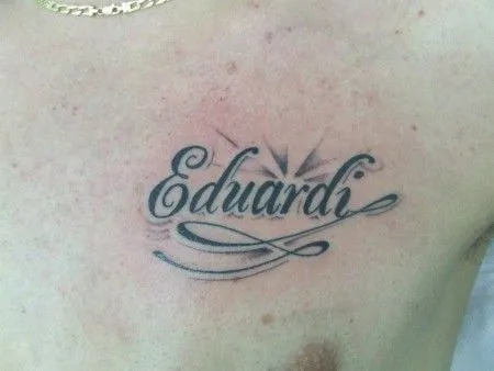 TATUAJE DE UN NOMBRE ENCIMA DEL PECHO