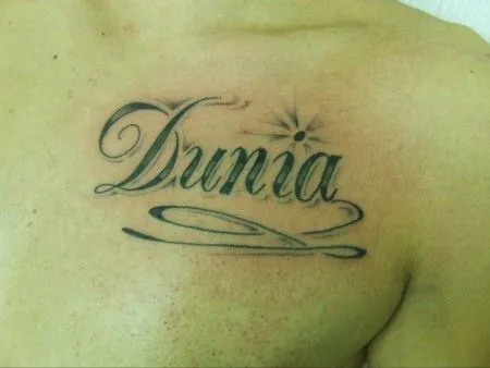 TATUAJE DE UN NOMBRE EN EL PECHO