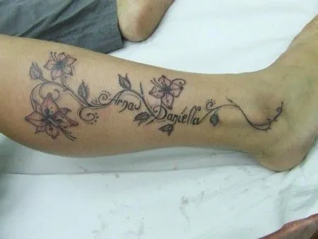 TATUAJE DE UN NOMBRE CON UNAS ROSAS
