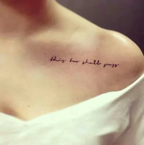 Tatuaje pequeño en el hombro que dice “This too shall pass”, que ...