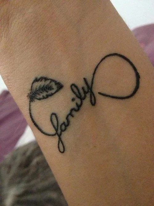 tatuaje pequeño infinito abierto en el interior de la muñeca ... tatuaje pequeño infinito abierto en el interior de la muñeca ...