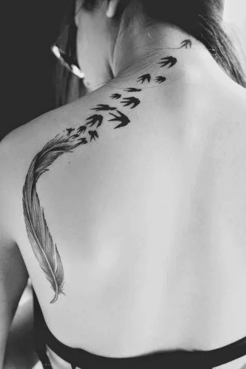 Buscatutattoo: Tatuaje de pluma en espalda