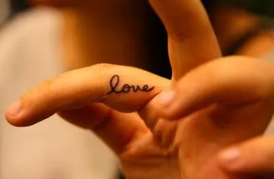 Tatuaje de "Love" en dedo y muñeca - Tattoo Love | DISEÑOS DE TATUAJES Tatuaje de "Love" en dedo y muñeca - Tattoo Love | DISEÑOS DE TATUAJES