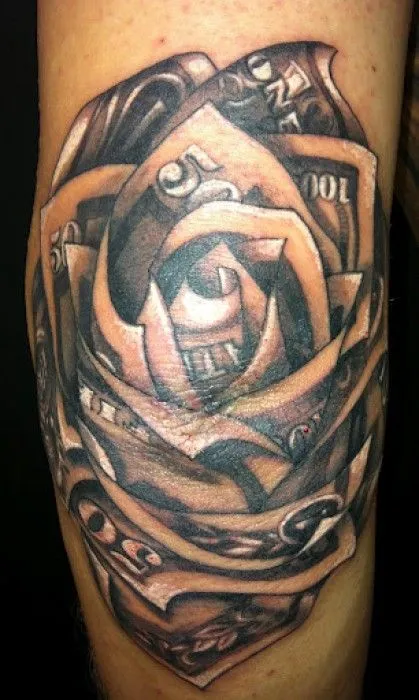 TATUAJE DE UNA ROSA HECHA CON BILLETES DE DOLARES TATUAJE DE UNA ROSA HECHA CON BILLETES DE DOLARES