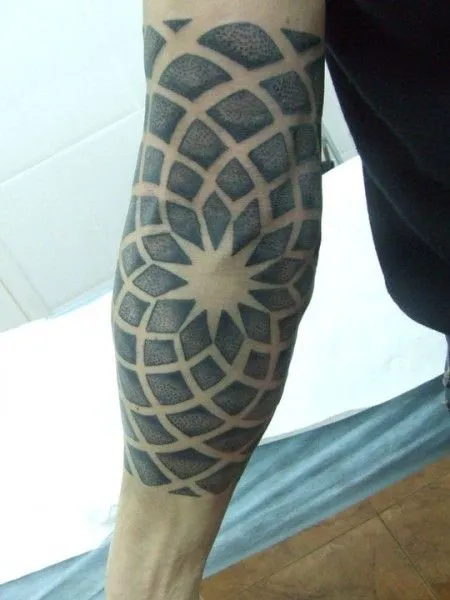 TATUAJE DE UN ROSETÓN EN EL BRAZO Y CODO