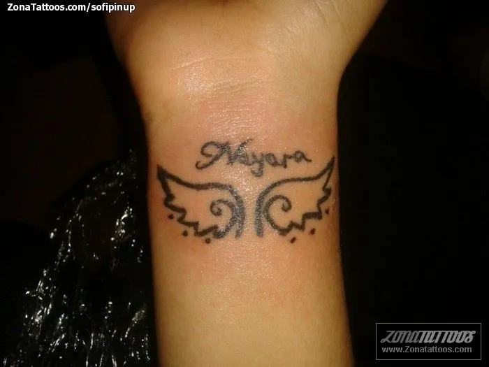 Tatuaje de SofiPinUp - Alas Letras Nayara