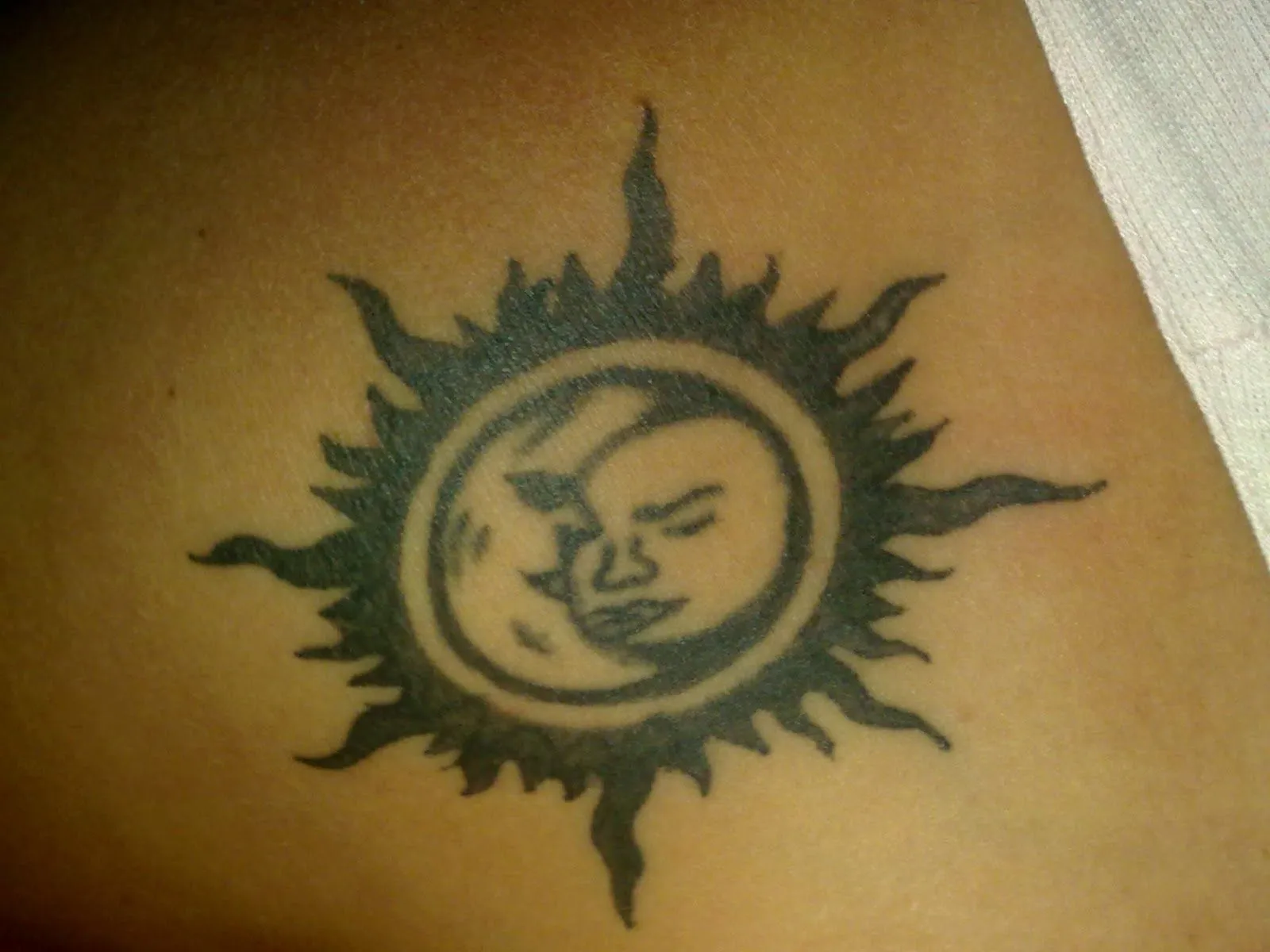 Tatuaje de Sol y Luna | DISEÑOS DE TATUAJES Tatuaje de Sol y Luna | DISEÑOS DE TATUAJES