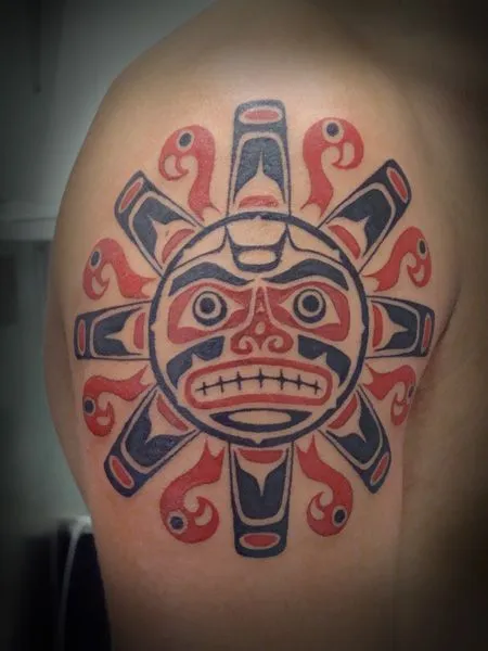 TATUAJE DE UN SOL MAYA