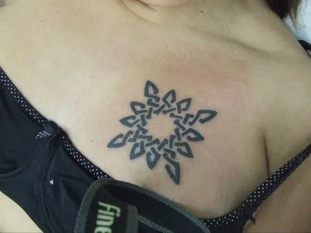 TATUAJE DE UN SOL CON EL YIN-YANG DENTRO PARA PAREJAS