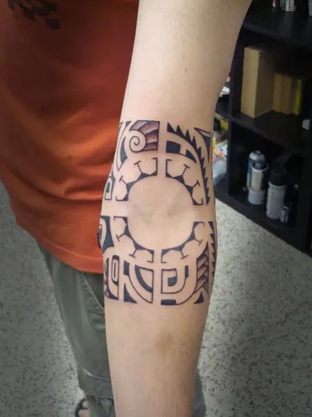 TATUAJE DE UNA TORTUGA MAORÍ EN EL ANTEBRAZO TATUAJE DE UNA TORTUGA MAORÍ EN EL ANTEBRAZO
