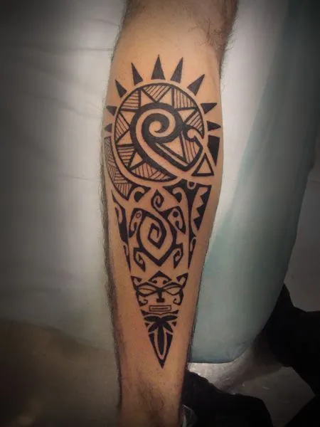 TATUAJE DE UN BRAZALETE MAORI EN EL BRAZO