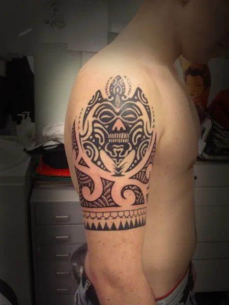 TATUAJE DE UNA TORTUGA MORÍ EN EL HOMBRO