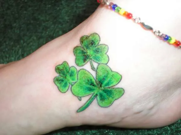 Tatuaje de Trebol en pie | DISEÑOS DE TATUAJES Tatuaje de Trebol en pie | DISEÑOS DE TATUAJES