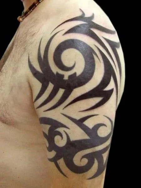 TATUAJE DE UN TRIBAL EN EL HOMBRO
