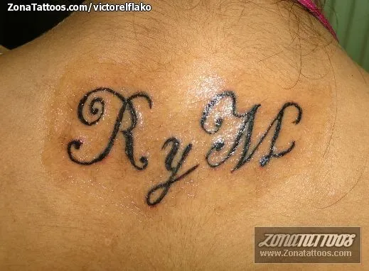 Tatuaje de victorelflako - Iniciales Letras