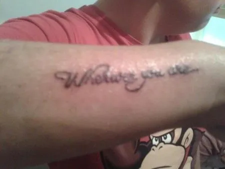 TATUAJE DE UNA FRASE EN EL ANTEBRAZO
