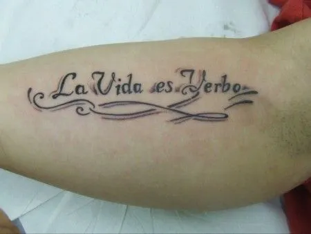TATUAJE DE UNA FRASE EN LA PARTE INTERIOR DEL BRAZO TATUAJE DE UNA FRASE EN LA PARTE INTERIOR DEL BRAZO