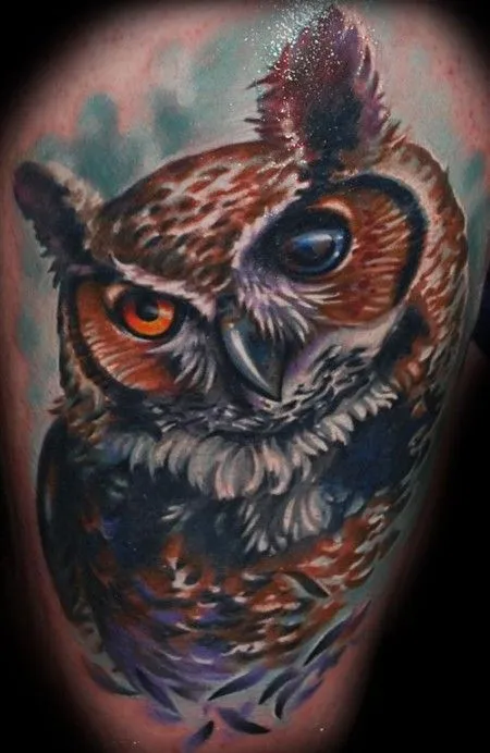 TATUAJE DE UNA LECHUZA CON UN NOMBRE ENTRE LAS ALAS TATUAJE DE UNA LECHUZA CON UN NOMBRE ENTRE LAS ALAS