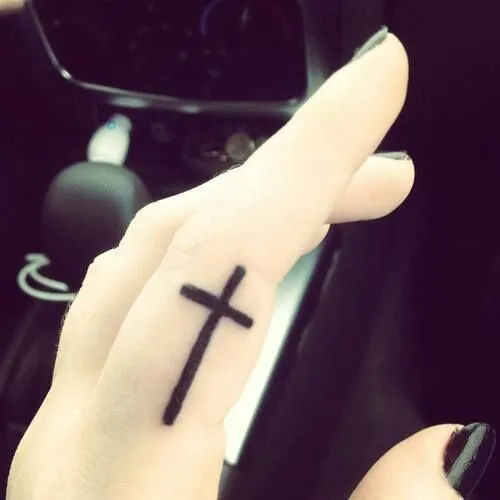 Tattoos de cruces para mujer - Imagui