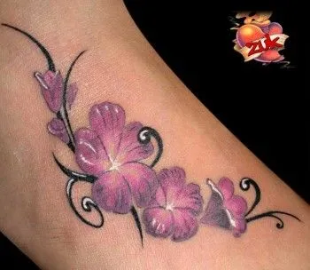 TATUAJE DE UNAS FLORES A COLOR EN EL PIE. TATUAJES PARA MUJERES TATUAJE DE UNAS FLORES A COLOR EN EL PIE. TATUAJES PARA MUJERES