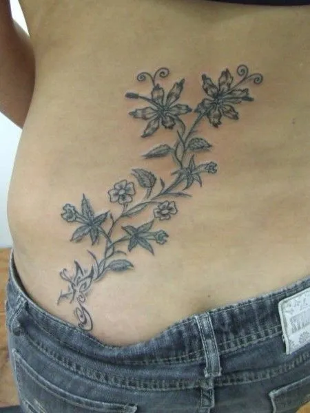 TATUAJE DE ENREDADERAS CON FLOR CAYENDO POR LA ESPALDA CON UN ... TATUAJE DE ENREDADERAS CON FLOR CAYENDO POR LA ESPALDA CON UN ...