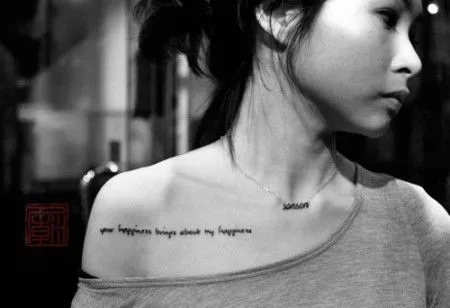 TATUAJE DE UNA FRASE EN EL BRAZO, CON TRIÁNGULOS DETRÁS TATUAJE DE UNA FRASE EN EL BRAZO, CON TRIÁNGULOS DETRÁS
