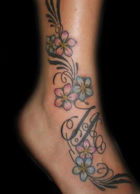 TATUAJE DE UNAS FLORES SANEFA EN EL PIE