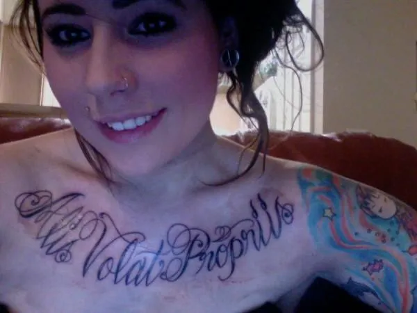 Tatuajes de letras en mujeres en el pecho | fotos de tatuajes