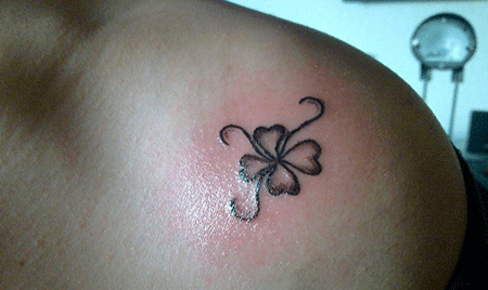 TATUAJES PARA MUJER: TATUAJES DE TRÉBOLES DE TRES Y CUATRO HOJAS TATUAJES PARA MUJER: TATUAJES DE TRÉBOLES DE TRES Y CUATRO HOJAS