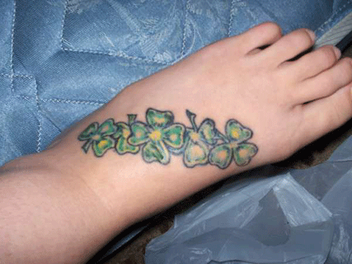 TATUAJES PARA MUJER: TATUAJES DE TRÉBOLES DE TRES Y CUATRO HOJAS