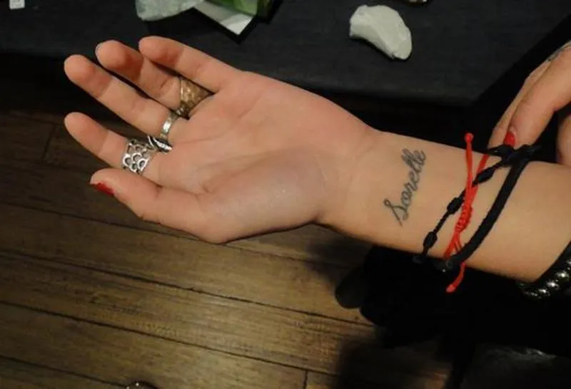 Tatuajes de nombres en la muñeca | Entretenimiento Cultura Pop | Univision Tatuajes de nombres en la muñeca | Entretenimiento Cultura Pop | Univision