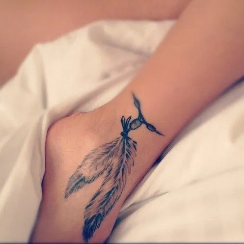 Tatuajes de plumas: un diseño con muchos significados | Distopia Mod Tatuajes de plumas: un diseño con muchos significados | Distopia Mod