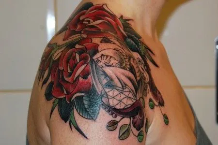 TATUAJES DE ROSAS EN EL HOMBRO Y UN TIGRE BLANCO ESCONDIDO ENTRE ELLAS TATUAJES DE ROSAS EN EL HOMBRO Y UN TIGRE BLANCO ESCONDIDO ENTRE ELLAS