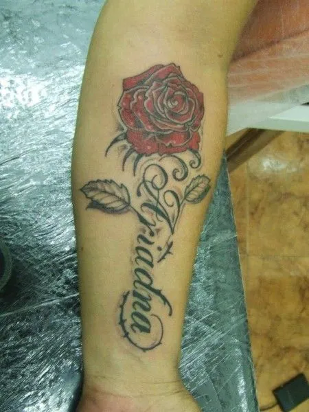 Tatuajes de rosas con nombres en el brazo - Imagui