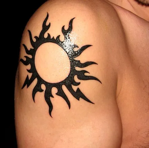 Tatuajes: Sol tribal en el hombro 2.