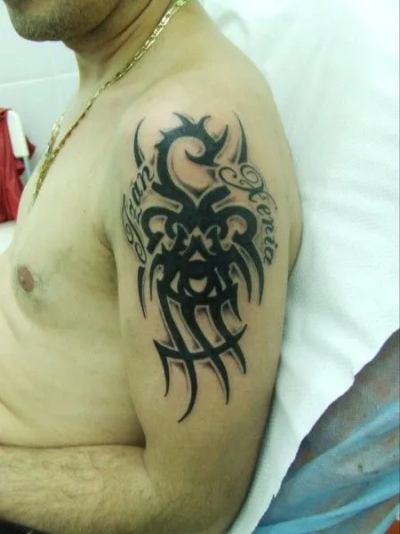 TATUAJE DE UN TRIBAL RODEADO CON DOS NOMBRES TATUAJE DE UN TRIBAL RODEADO CON DOS NOMBRES