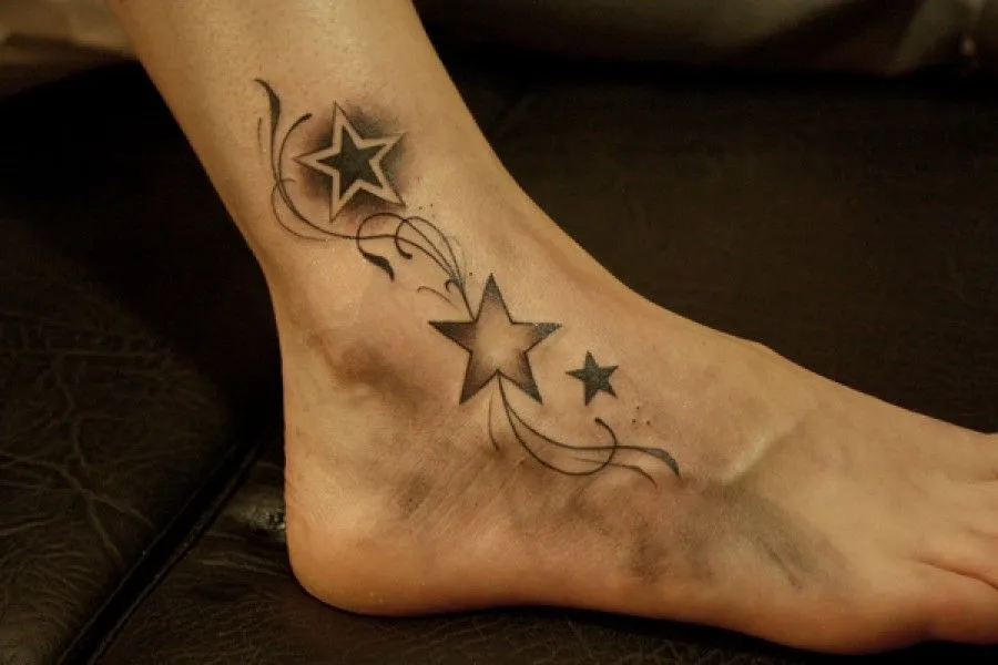 TATUAJE EN EL PIE DE VARIAS ESTRELLAS CON ALGUNAS LÍNEAS TATUAJE EN EL PIE DE VARIAS ESTRELLAS CON ALGUNAS LÍNEAS