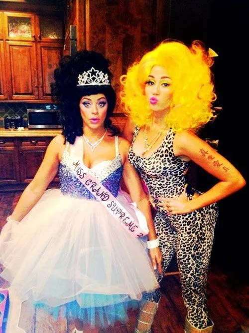 Team Miley: Miley disfrazada de Nicki Minaj Team Miley: Miley disfrazada de Nicki Minaj
