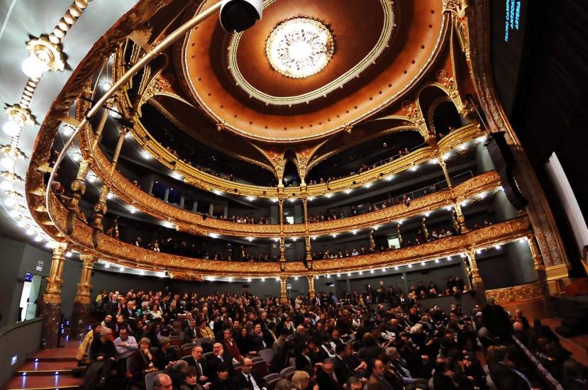 Los teatros se transforman en verdulerías o pasan la gorra al ...