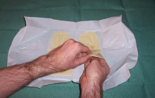 Técnicas de enfermería: Colocación de guantes esteriles Técnicas de enfermería: Colocación de guantes esteriles