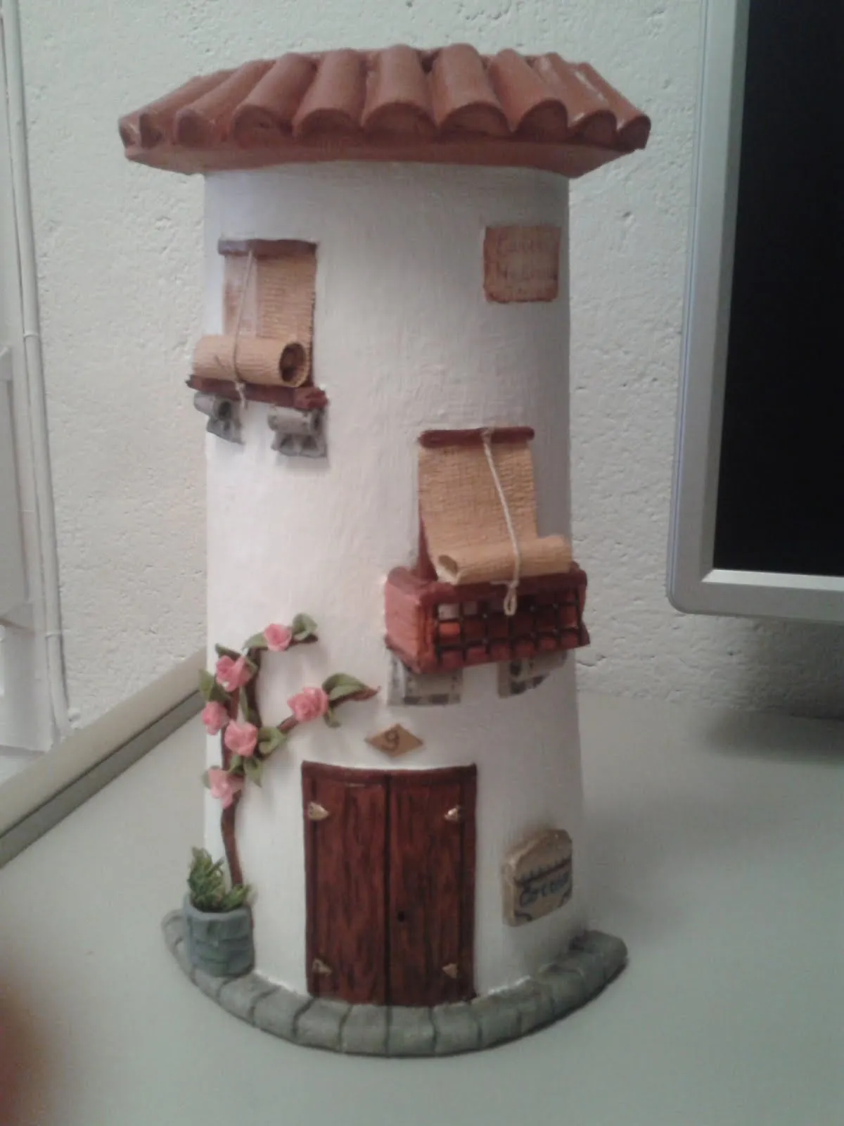 Tejas decoradas en relieve: Tejas decoradas en relieve Tejas decoradas en relieve: Tejas decoradas en relieve