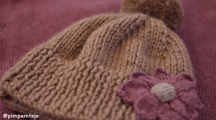 Teje a dos agujas un gorro sencillo: ideal para principiantes. Teje a dos agujas un gorro sencillo: ideal para principiantes.