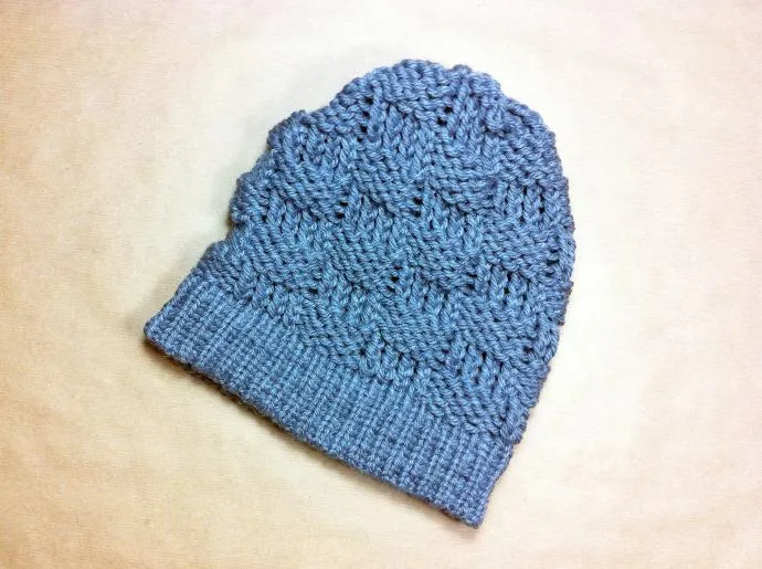 Teje en punto canasta un gorro slouchy beanie con telar circular ...